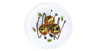 Beyaz arka planda izole edilmiş dutlu peynirli kekler. Peynirli börekler izole..