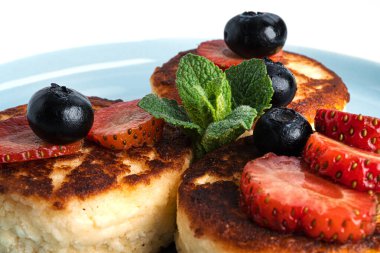 Beyaz arka planda izole edilmiş dutlu peynirli kekler. Peynirli börekler izole..