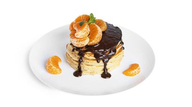 Beyaz arka planda çikolatalı ve mandalinalı krepler..