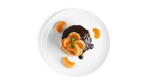 Panquecas com chocolate e tangerinas isoladas sobre um fundo branco. — Fotografia de Stock