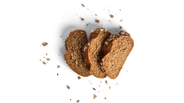 Chleb z mąki żytniej ze zbóż na białym tle. — Zdjęcie stockowe