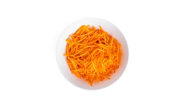 Zanahorias frescas y ralladas en un tazón blanco aislado sobre un fondo blanco. — Foto de Stock