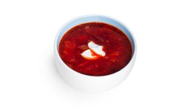 Kırmızı, sıcak borş - beyaz bir zemin üzerinde izole ekşi kremalı pancar çorbası.