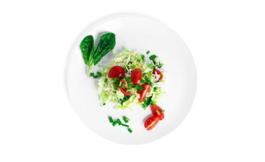 Beyaz arka planda izole edilmiş sebze salatası..