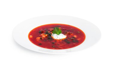 Kırmızı, sıcak pancar çorbası, ekşi krema ve beyaz arka planda izole edilmiş otlar..