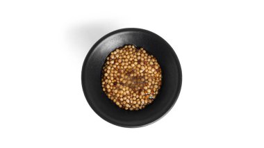 Fransız hardalı beyaz bir arkaplanda izole edilmiş..