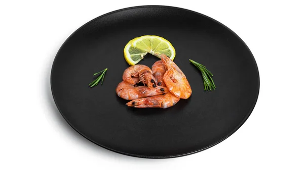 Βραστές γαρίδες με λεμόνι και δενδρολίβανο σε μαύρο πιάτο που απομονώνεται σε λευκό φόντο. — Φωτογραφία Αρχείου