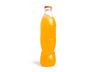 Beyaz arka planda izole edilmiş bir şişe portakallı soda..