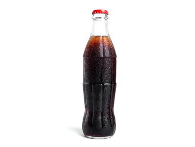 Beyaz arka planda izole edilmiş bir şişe soda. Bir şişe kola..