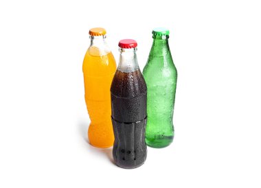 Beyaz arka planda izole edilmiş gazoz şişeleri. Üç renkli soda şişesi..