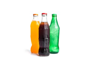 Beyaz arka planda izole edilmiş gazoz şişeleri. Üç renkli soda şişesi..