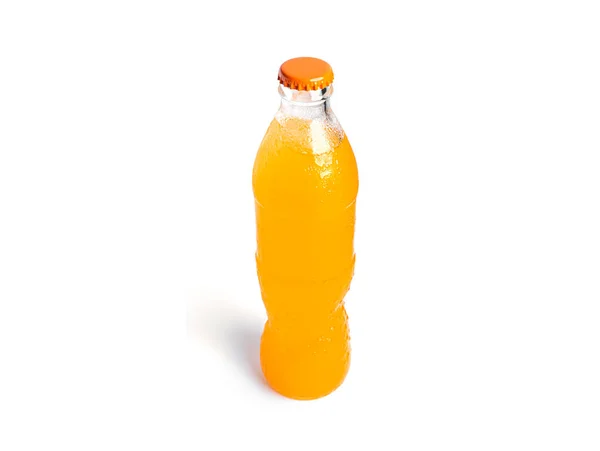 白い背景に単離されたオレンジソーダのボトル. — ストック写真