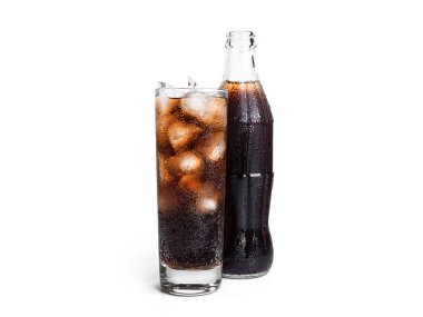 Beyaz arka planda izole edilmiş cam ve soda şişesi. Coca Cola izole edilmiş..
