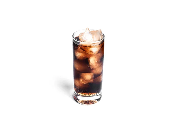 흰 바탕에는 탄산 음료가 분리되어 있다. 코카 콜라가 분리되다. — 스톡 사진