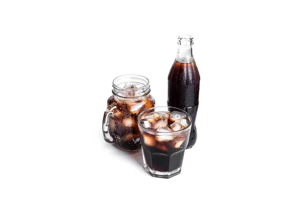 Óculos e garrafa de refrigerante isolado sobre fundo branco. Coca-cola isolada. — Fotografia de Stock