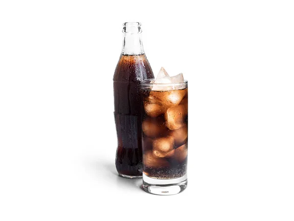 Vidro e garrafa de refrigerante isolado no fundo branco. Coca-cola isolada. — Fotografia de Stock