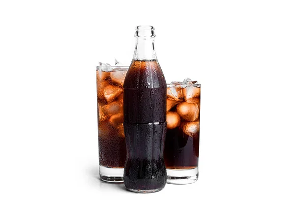 Vasos y botella de refresco aislados sobre fondo blanco. Coca cola aislada. — Foto de Stock