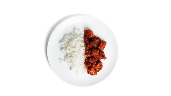 Daging rebus dengan nasi di piring putih diisolasi dengan latar belakang putih. Goulash dengan nasi. Nasi dengan daging. — Stok Foto