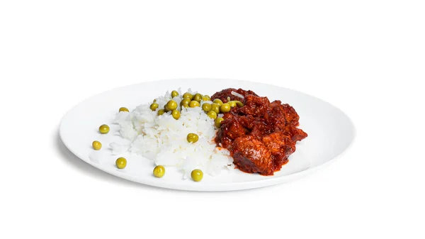 Daging rebus dengan nasi di piring putih diisolasi dengan latar belakang putih. Goulash dengan nasi. Nasi dengan daging. — Stok Foto