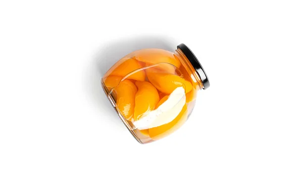 Pfirsiche im Glas. Süße Pfirsiche in Sirup isoliert auf weißem Hintergrund. — Stockfoto