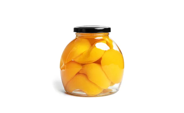 Персики консервовані в скляній банці. Солодкі персики в сиропі ізольовані на білому тлі . — стокове фото