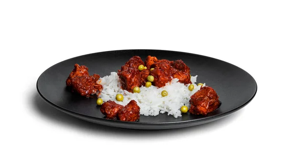 Daging rebus dengan nasi di piring hitam diisolasi dengan latar belakang putih. Goulash dengan nasi. Nasi dengan daging. — Stok Foto