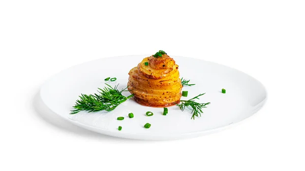 흰 바탕에 풀을 깐 채흰 접시에 약초를 댄 구운 감자. — 스톡 사진