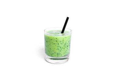 Beyaz arka planda izole edilmiş kivi ve ıspanaklı smoothie. Bardak, yeşil smoothie..