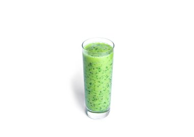 Beyaz arka planda izole edilmiş kivi ve ıspanaklı smoothie. Bardak, yeşil smoothie..