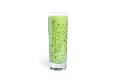 Beyaz arka planda izole edilmiş kivi ve ıspanaklı smoothie. Bardak, yeşil smoothie..