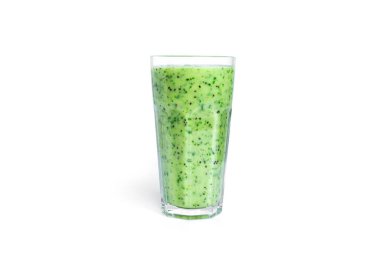 Beyaz arka planda izole edilmiş kivi ve ıspanaklı smoothie. Bardak, yeşil smoothie..