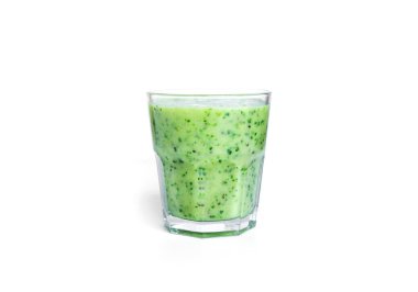 Beyaz arka planda izole edilmiş kivi ve ıspanaklı smoothie. Bardak, yeşil smoothie..