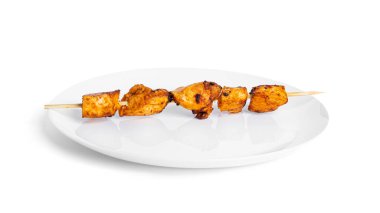 Beyaz arka planda izole edilmiş beyaz tabakta tavuk şişi. Souvlaki izole edilmiş.