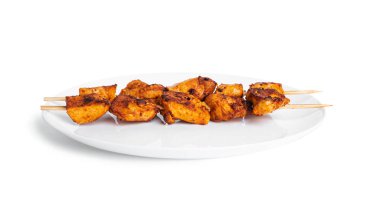 Beyaz arka planda izole edilmiş beyaz tabakta tavuk şişleri. Souvlaki izole edilmiş.