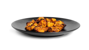 Siyah plakalı tavuk şişleri beyaz arka planda izole edilmiş. Souvlaki izole edilmiş.