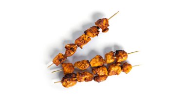 Beyaz arka planda izole edilmiş tavuk şişleri. Souvlaki izole edilmiş.