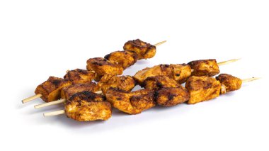 Beyaz arka planda izole edilmiş tavuk şişleri. Souvlaki izole edilmiş.
