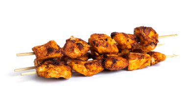 Beyaz arka planda izole edilmiş tavuk şişleri. Souvlaki izole edilmiş.