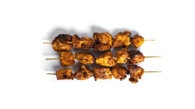 Beyaz arka planda izole edilmiş tavuk şişleri. Souvlaki izole edilmiş.