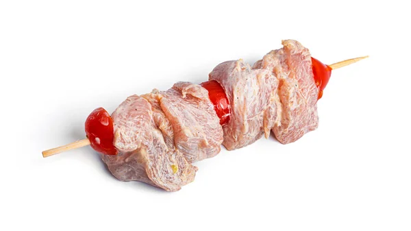 Brochettes de poulet cru aux tomates cerises isolées sur fond blanc. Souvlaki isolé. — Photo
