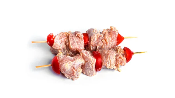 Syrové kuřecí špejle s cherry rajčaty izolované na bílém pozadí. Souvlaki izolováno. — Stock fotografie