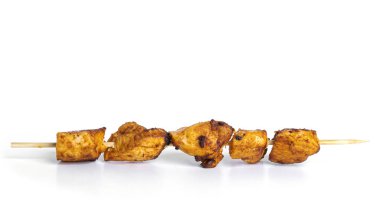 Beyaz arka planda izole edilmiş tavuk şişleri. Souvlaki izole edilmiş.