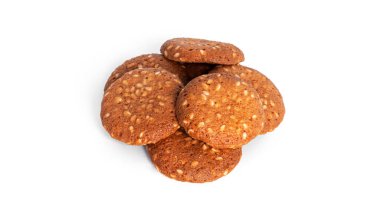 Beyaz arkaplanda izole edilmiş susamlı kurabiyeler.