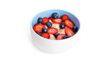 Beyaz arka planda izole bir tabakta meyveler. Beyaz arka planda çilek, yaban mersini ve muz.