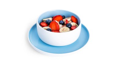 Beyaz arka planda meyveli yulaf ezmesi. Çilekli yulaf ezmesi, yaban mersini ve muz..