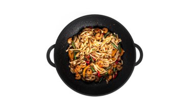 Beyaz arka planda yalıtılmış deniz mahsullü erişte. Karides ve midyeli makarna..