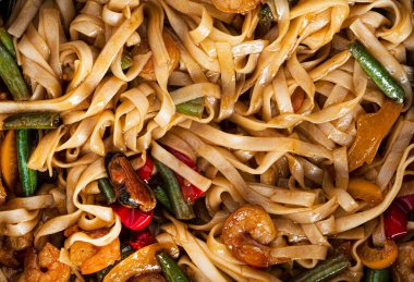 Deniz mahsullü erişte. Karides ve midyeli makarna..