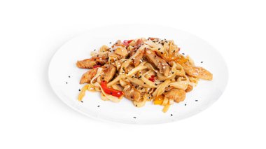 Beyaz arka planda izole edilmiş tavuklu erişte. Tavuk fileto ile makarna.