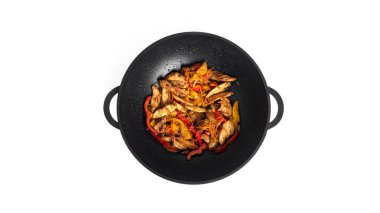 Tavuklu kızarmış sebze. Tavuklu fileto ve sebze karışımı. Beyaz arka planda izole edilmiş erişteler için..