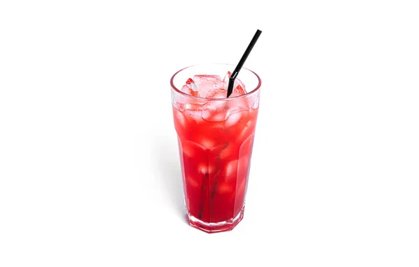 Cocktail rosso isolato su sfondo bianco. — Foto Stock